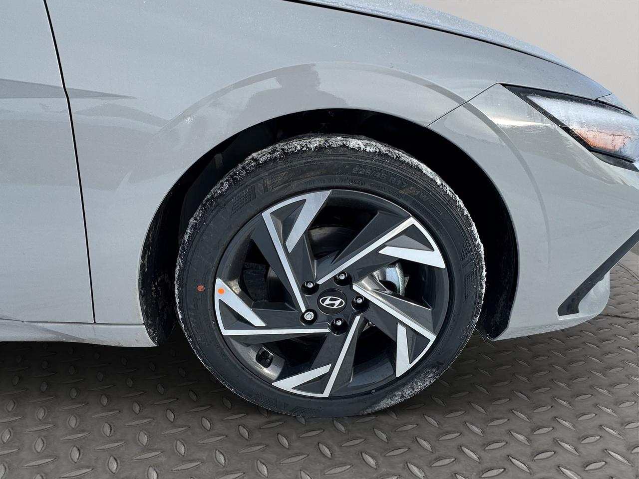 2026 Hyundai Elantra Luxury Photo5