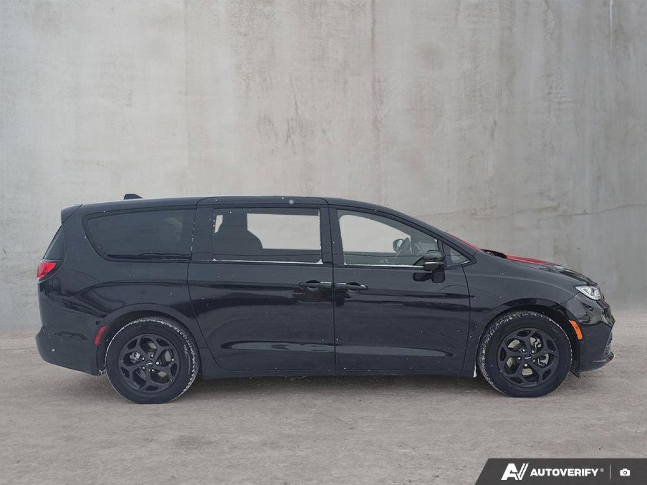 2023 Chrysler Pacifica Hybrid Limited | NAPPA Leather | Heated\Cooled Seats | Apple Car Play | Photo4