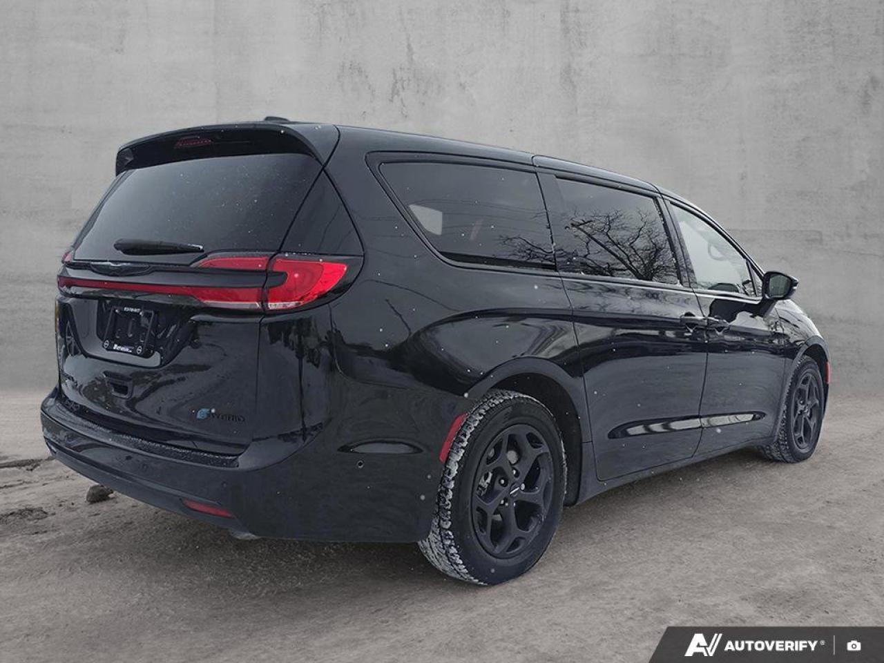 2023 Chrysler Pacifica Hybrid Limited | NAPPA Leather | Heated\Cooled Seats | Apple Car Play | Photo3