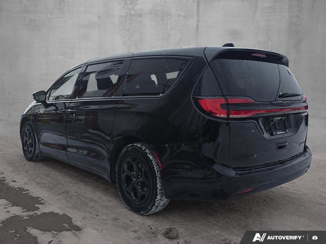 2023 Chrysler Pacifica Hybrid Limited | NAPPA Leather | Heated\Cooled Seats | Apple Car Play | Photo