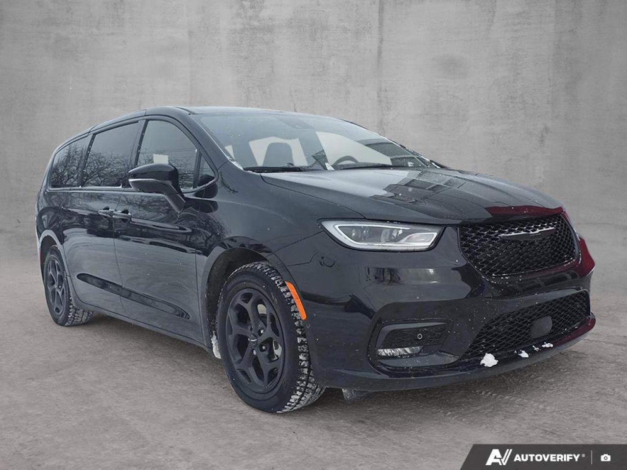 2023 Chrysler Pacifica Hybrid Limited | NAPPA Leather | Heated\Cooled Seats | Apple Car Play | Photo