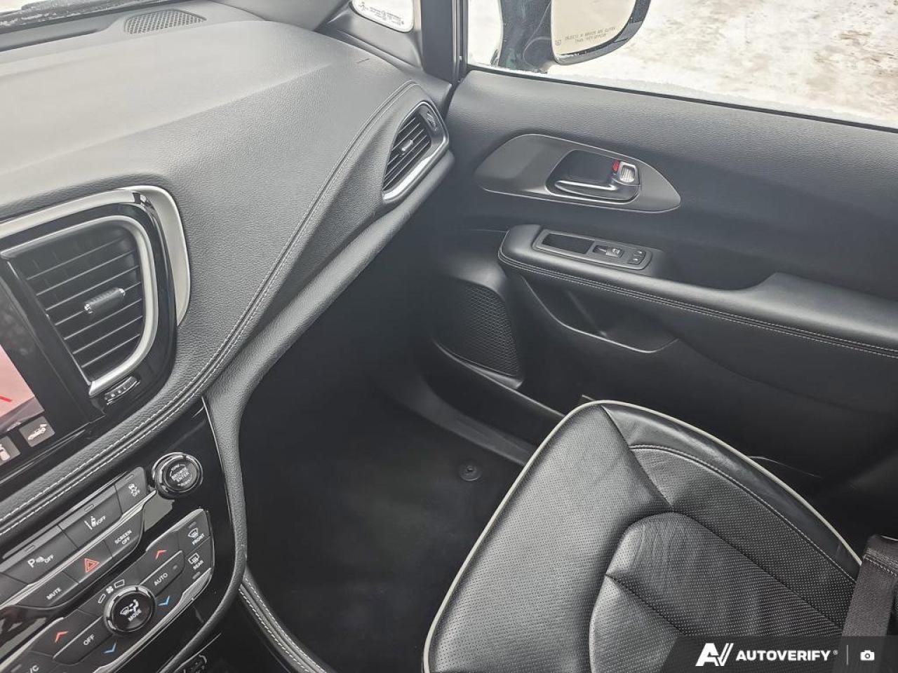 2023 Chrysler Pacifica Hybrid Limited | NAPPA Leather | Heated\Cooled Seats | Apple Car Play | Photo