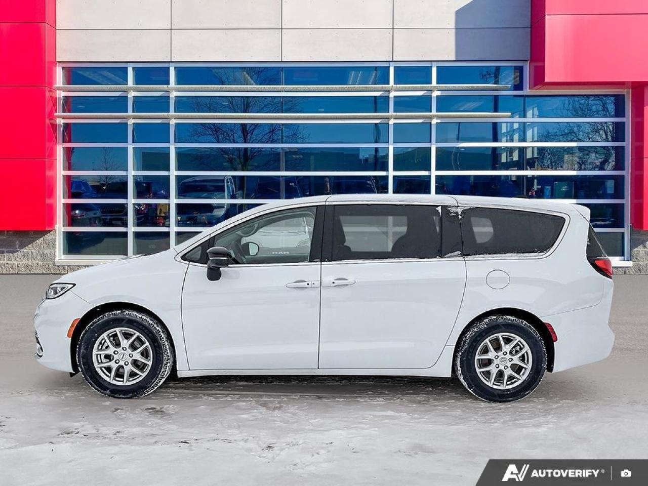 2024 Chrysler Pacifica Touring-L | Safety Tech | Carplay | Power Doors | Photo