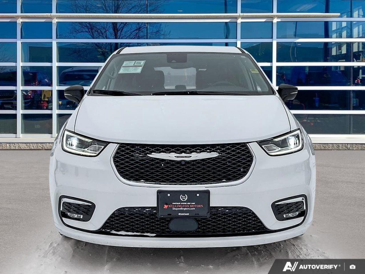 2024 Chrysler Pacifica Touring-L | Safety Tech | Carplay | Power Doors | Photo