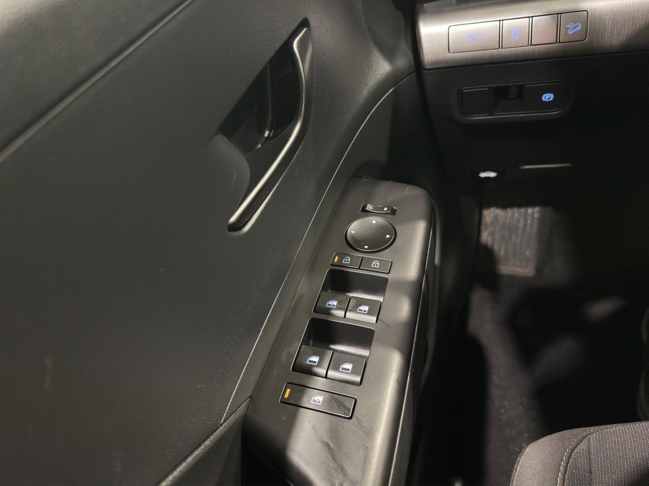 2025 Hyundai KONA Preferred Sport | Reverse Cam | Heated Seats Photo