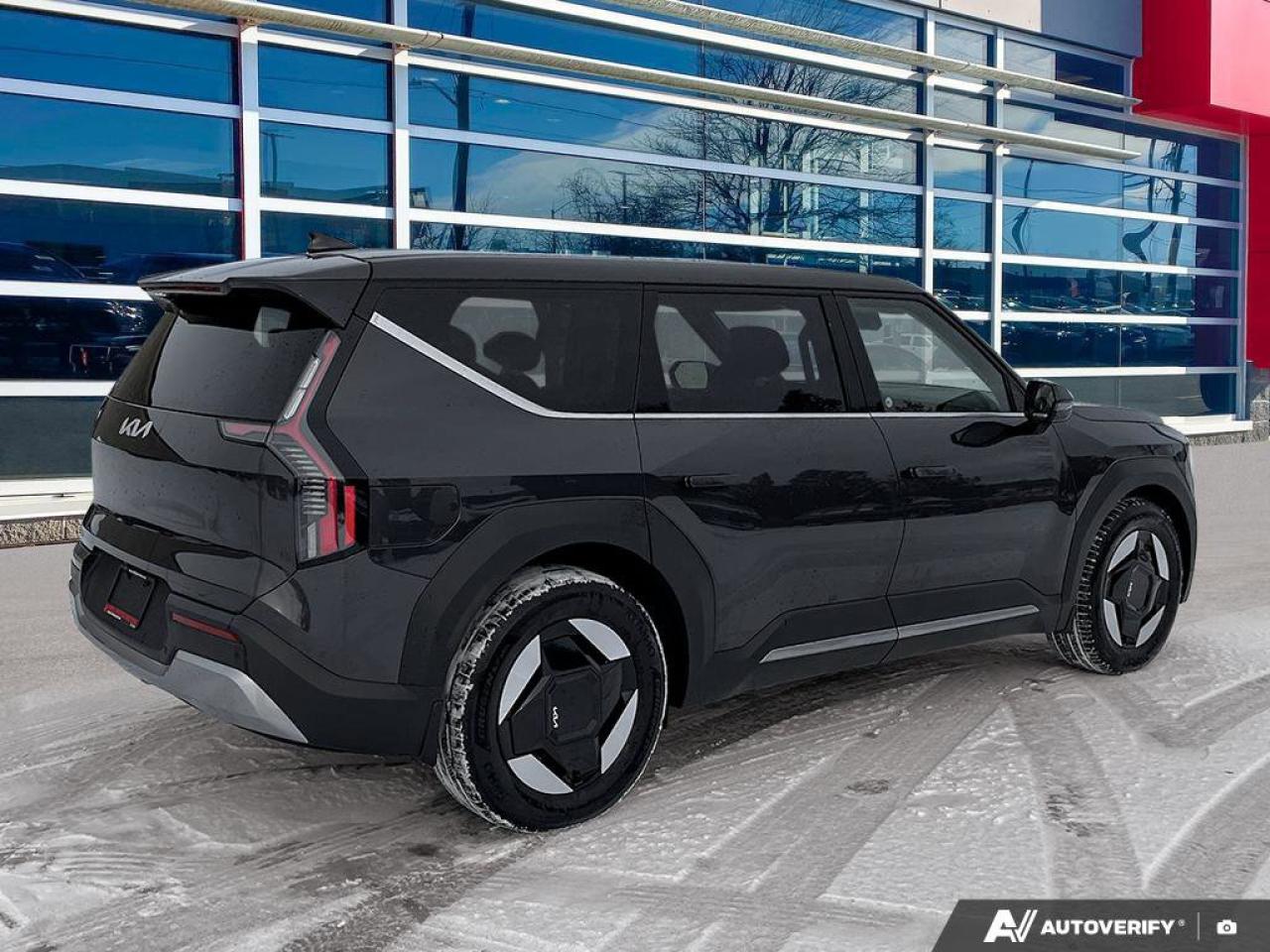 2024 Kia EV9 Wind | 3rd Row | Leather | Heated Wheel | Cooled + Heated Seats | Winter Wheels Included | and More Photo4