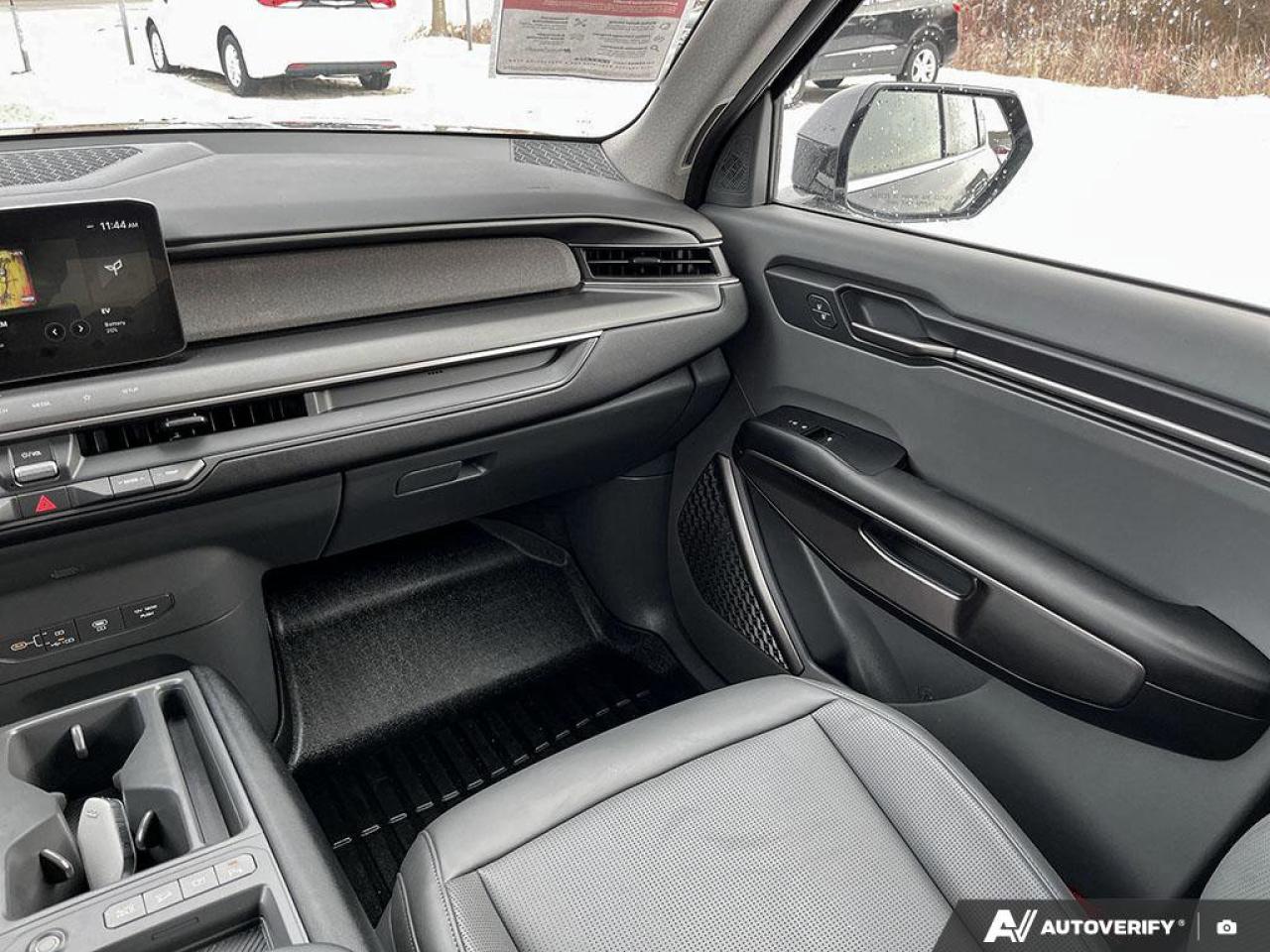 2024 Kia EV9 Wind | 3rd Row | Leather | Heated Wheel | Cooled + Heated Seats | Winter Wheels Included | and More Photo