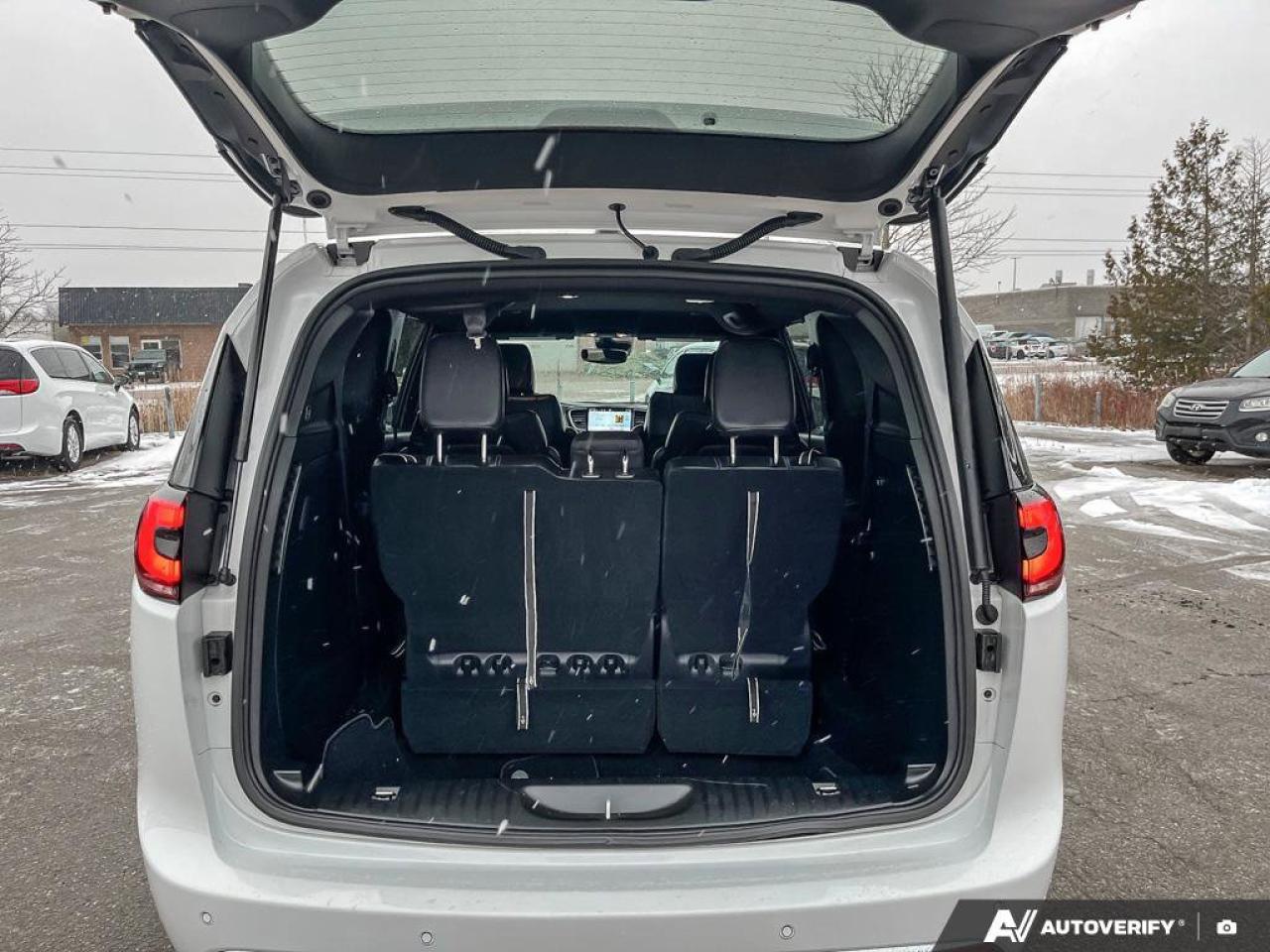 2025 Chrysler Pacifica Select Photo