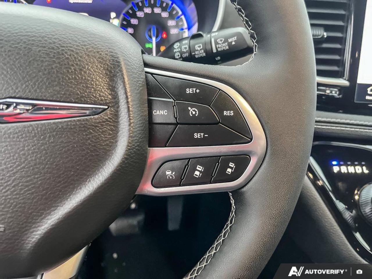 2025 Chrysler Pacifica Select Photo