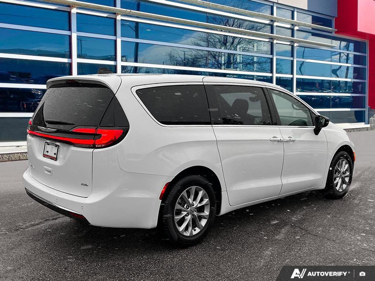 2025 Chrysler Pacifica Select | Leather | Apple CarPlay | Android Auto | Cross Traffic Alert | Lane Departure Warning | Photo