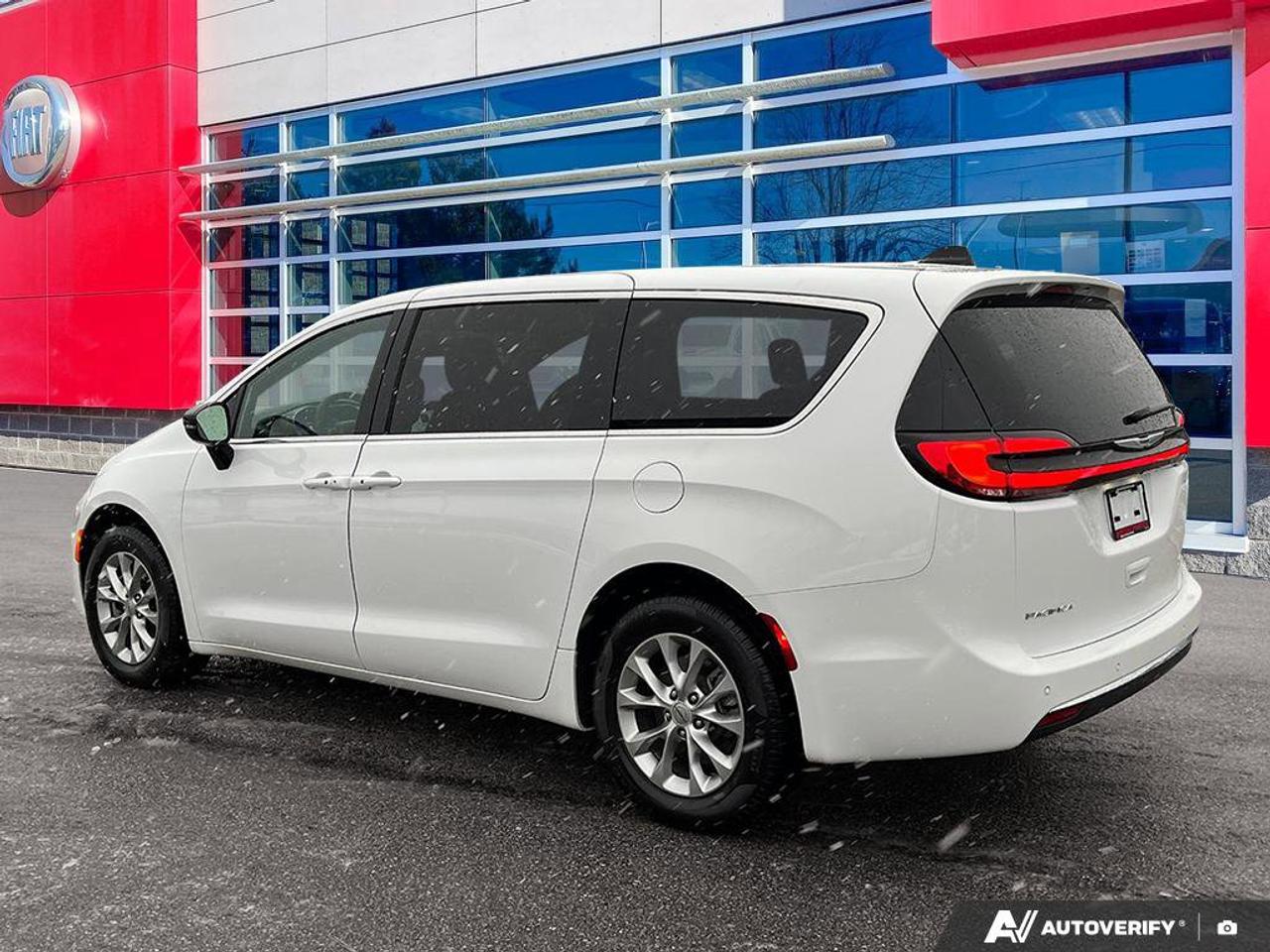 2025 Chrysler Pacifica Select | Leather | Apple CarPlay | Android Auto | Cross Traffic Alert | Lane Departure Warning | Photo2