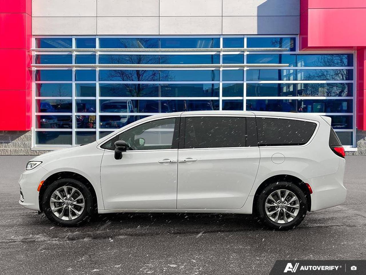 2025 Chrysler Pacifica Select | Leather | Apple CarPlay | Android Auto | Cross Traffic Alert | Lane Departure Warning | Photo
