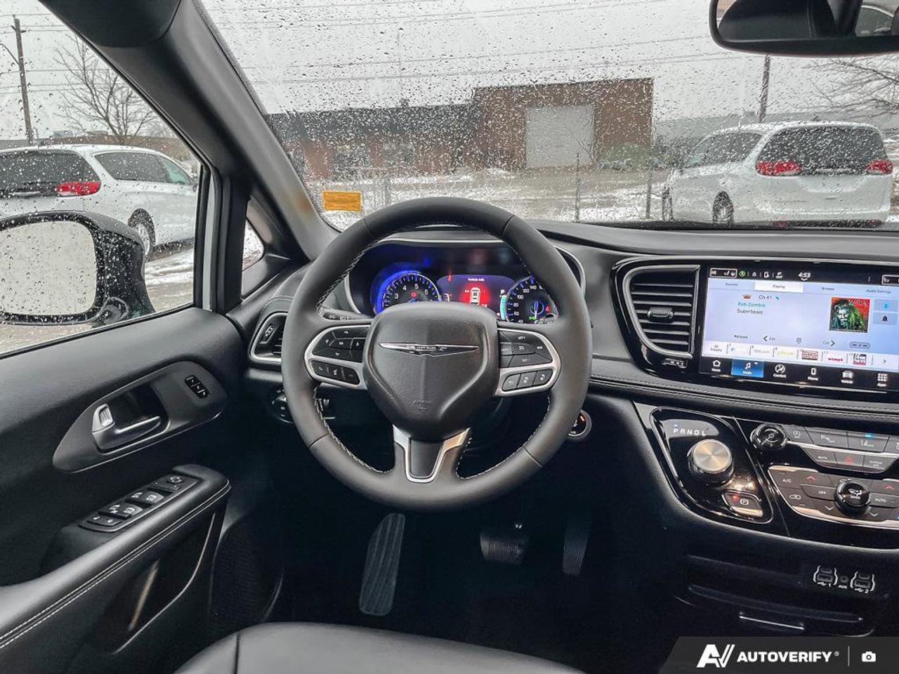 2025 Chrysler Pacifica Select | Leather | Apple CarPlay | Android Auto | Cross Traffic Alert | Lane Departure Warning | Photo