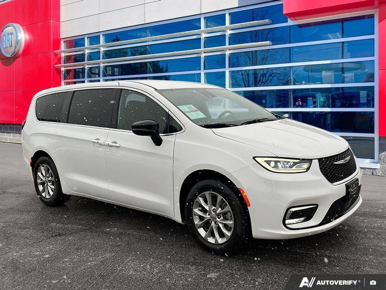 2025 Chrysler Pacifica Select | Leather | Apple CarPlay | Android Auto | Cross Traffic Alert | Lane Departure Warning | Photo