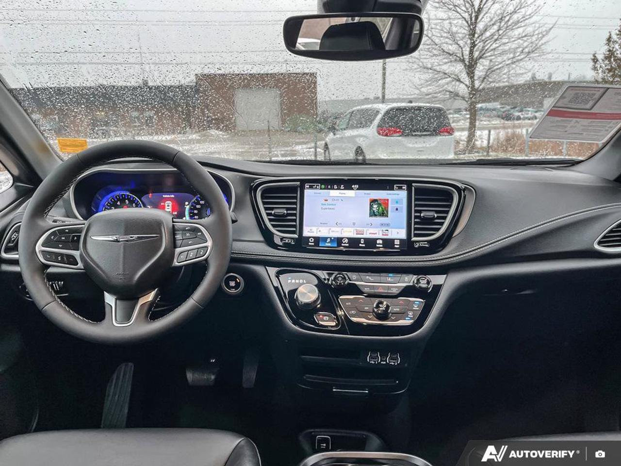 2025 Chrysler Pacifica Select | Leather | Apple CarPlay | Android Auto | Cross Traffic Alert | Lane Departure Warning | Photo