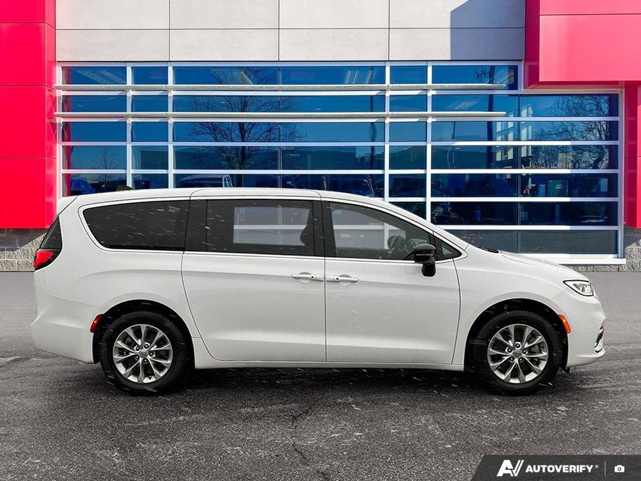 2025 Chrysler Pacifica Select | Leather | Apple CarPlay | Android Auto | Cross Traffic Alert | Lane Departure Warning | Photo