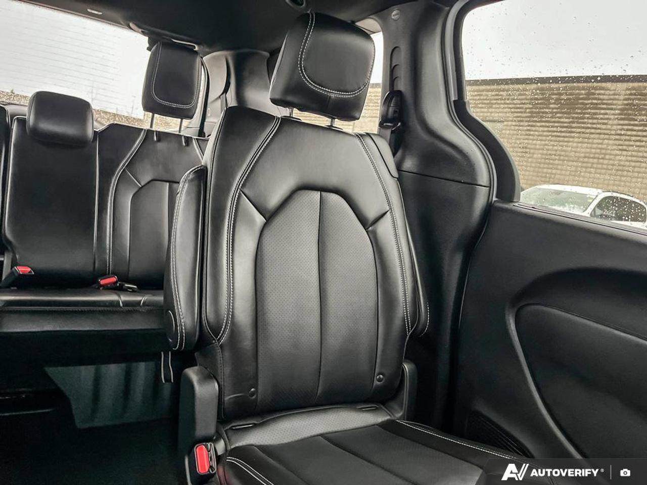 2025 Chrysler Pacifica Select | Leather | Apple CarPlay | Android Auto | Cross Traffic Alert | Lane Departure Warning | Photo