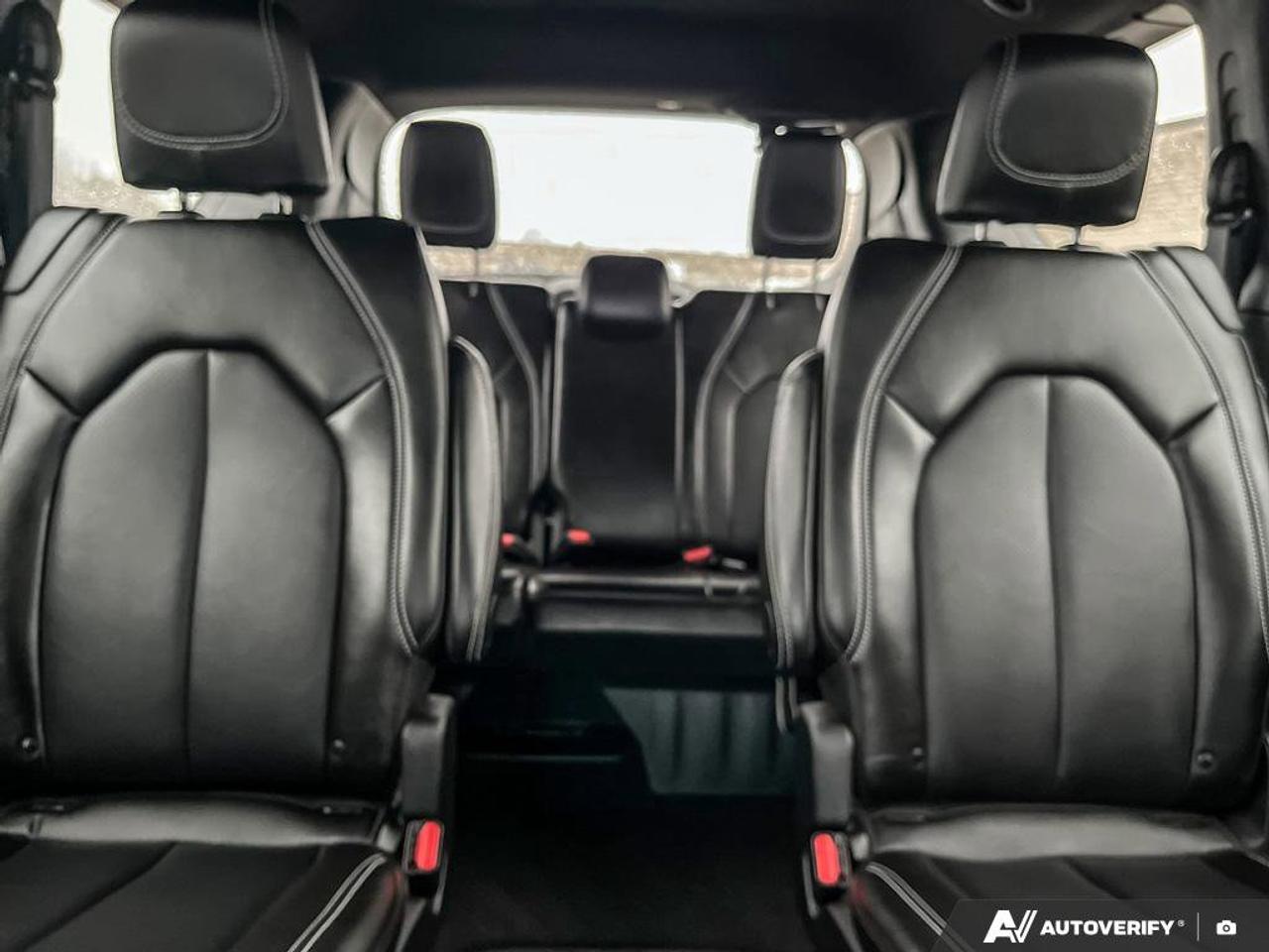 2025 Chrysler Pacifica Select | Leather | Apple CarPlay | Android Auto | Cross Traffic Alert | Lane Departure Warning | Photo