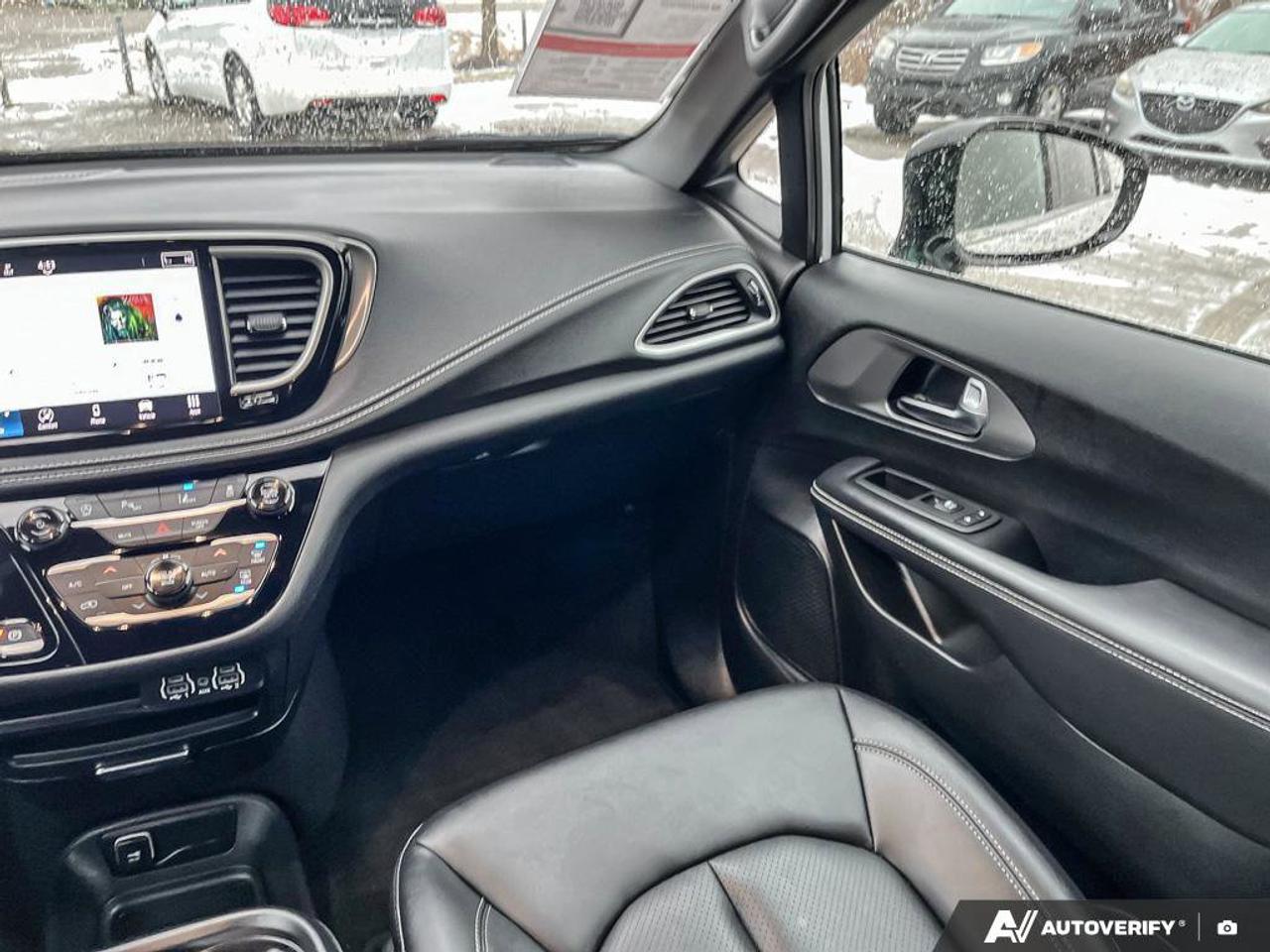 2025 Chrysler Pacifica Select | Leather | Apple CarPlay | Android Auto | Cross Traffic Alert | Lane Departure Warning | Photo