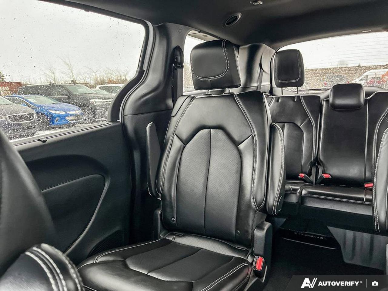 2025 Chrysler Pacifica Select | Leather | Apple CarPlay | Android Auto | Cross Traffic Alert | Lane Departure Warning | Photo