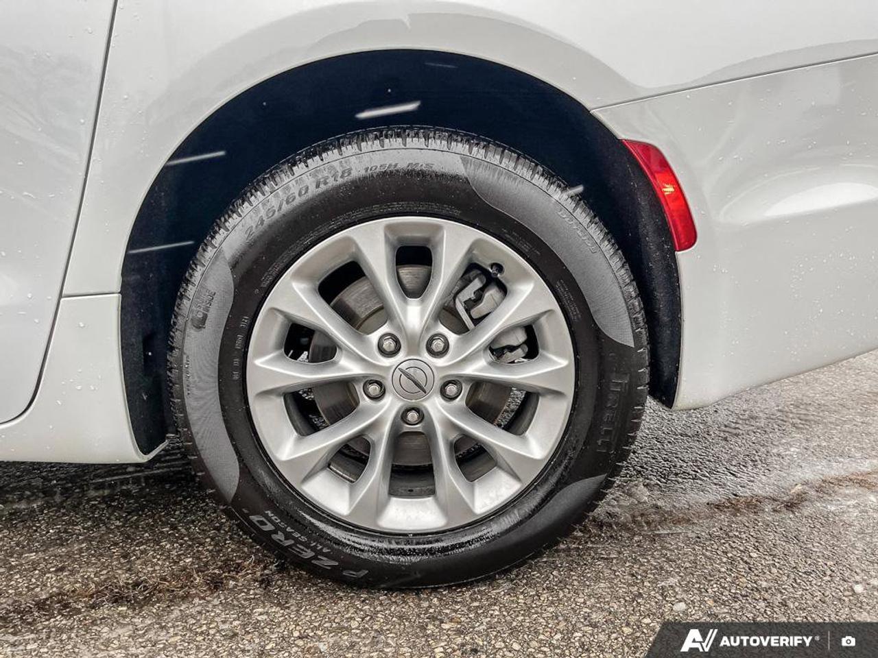 2025 Chrysler Pacifica Select | Leather | Apple CarPlay | Android Auto | Cross Traffic Alert | Lane Departure Warning | Photo