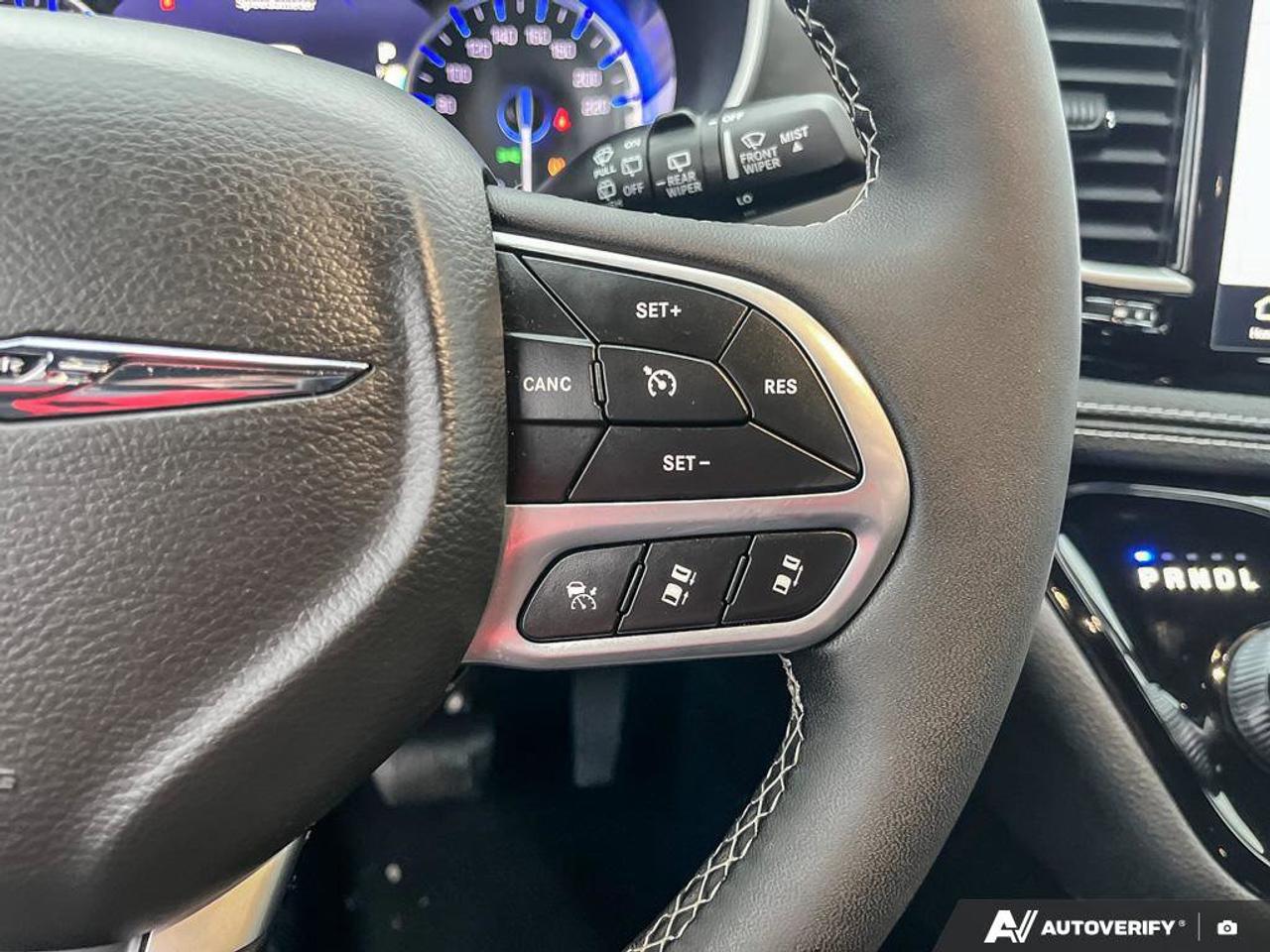 2025 Chrysler Pacifica Select | Leather | Apple CarPlay | Android Auto | Cross Traffic Alert | Lane Departure Warning | Photo