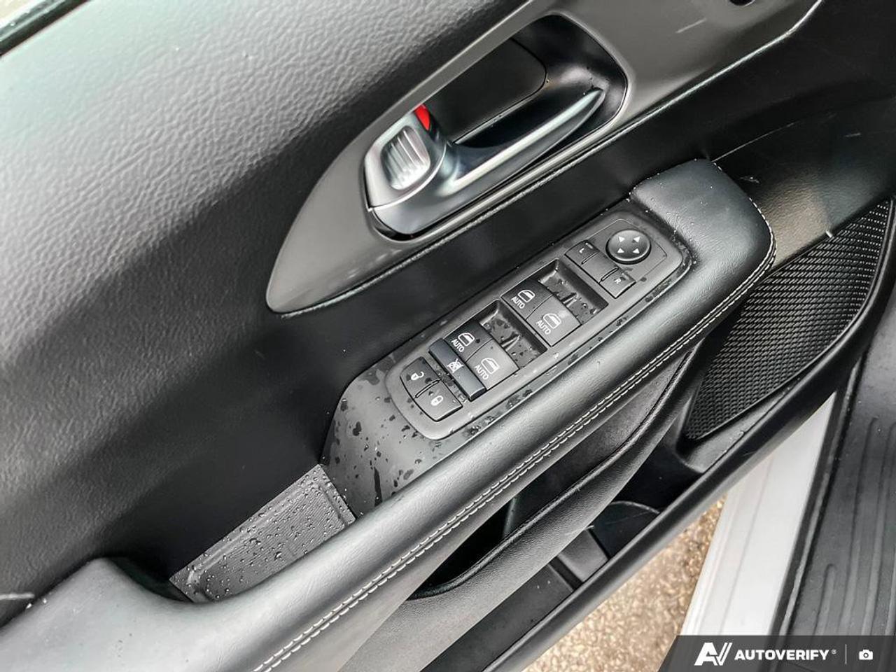 2025 Chrysler Pacifica Select | Leather | Apple CarPlay | Android Auto | Cross Traffic Alert | Lane Departure Warning | Photo