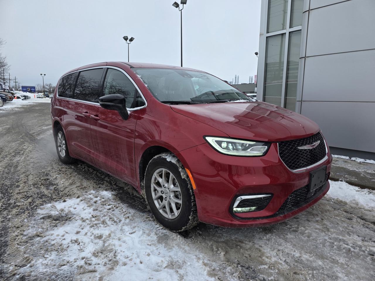 2024 Chrysler Pacifica Touring-L | Stow 'N' Go | Apple Car Play | Heated Seats | Photo3