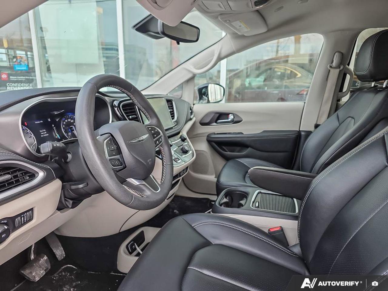 2024 Chrysler Pacifica Touring-L | Stow 'N' Go | Apple Car Play | Heated Seats | Photo