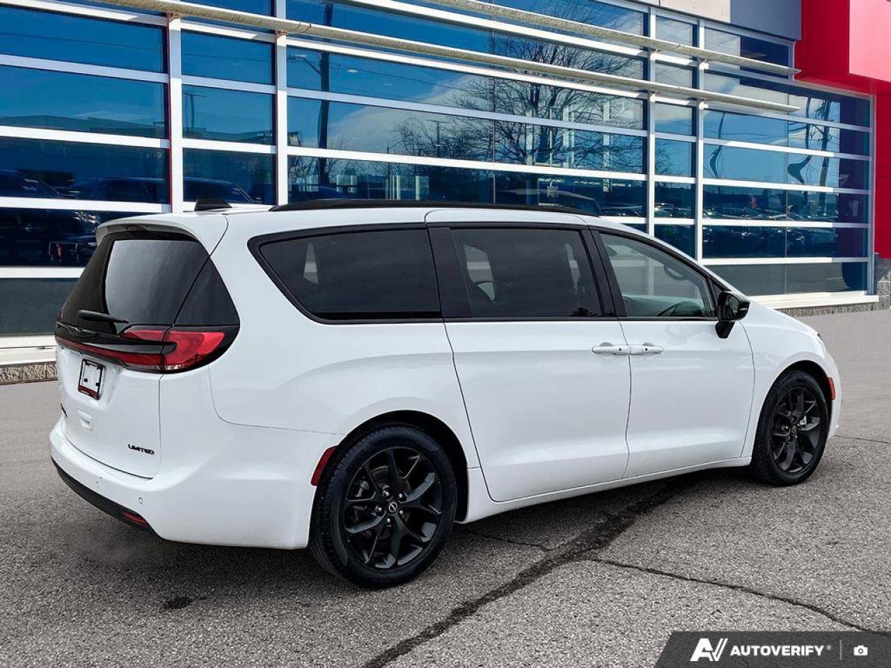 2025 Chrysler Pacifica Limited | Nav | Sunroof | Leather | Power Doors | Photo