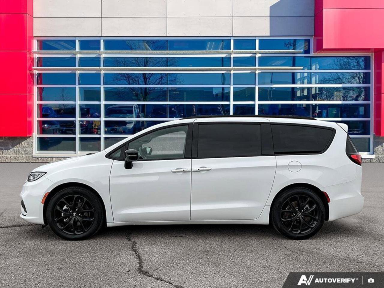 2025 Chrysler Pacifica Limited | Nav | Sunroof | Leather | Power Doors | Photo