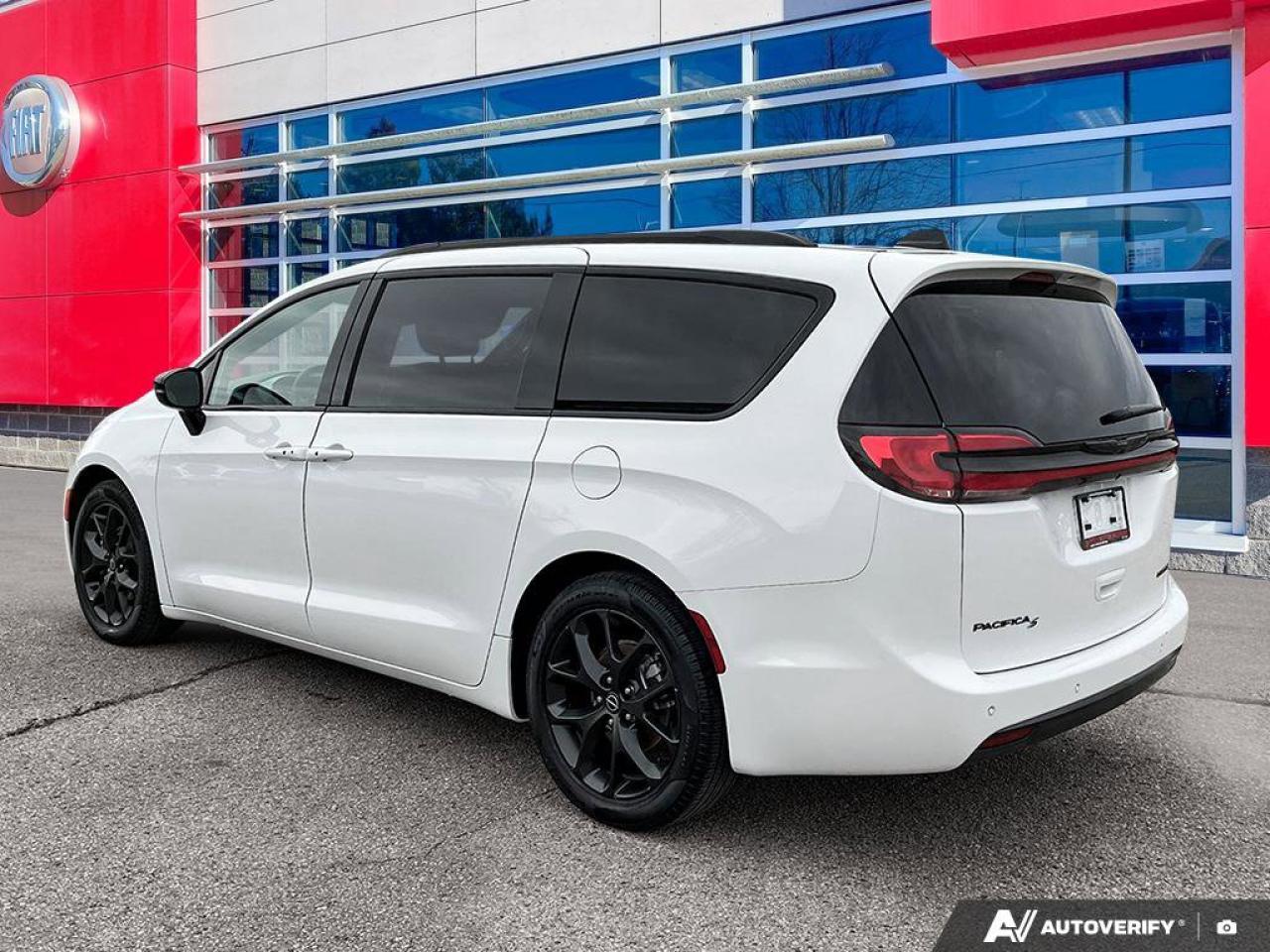 2025 Chrysler Pacifica Limited | Nav | Sunroof | Leather | Power Doors | Photo2