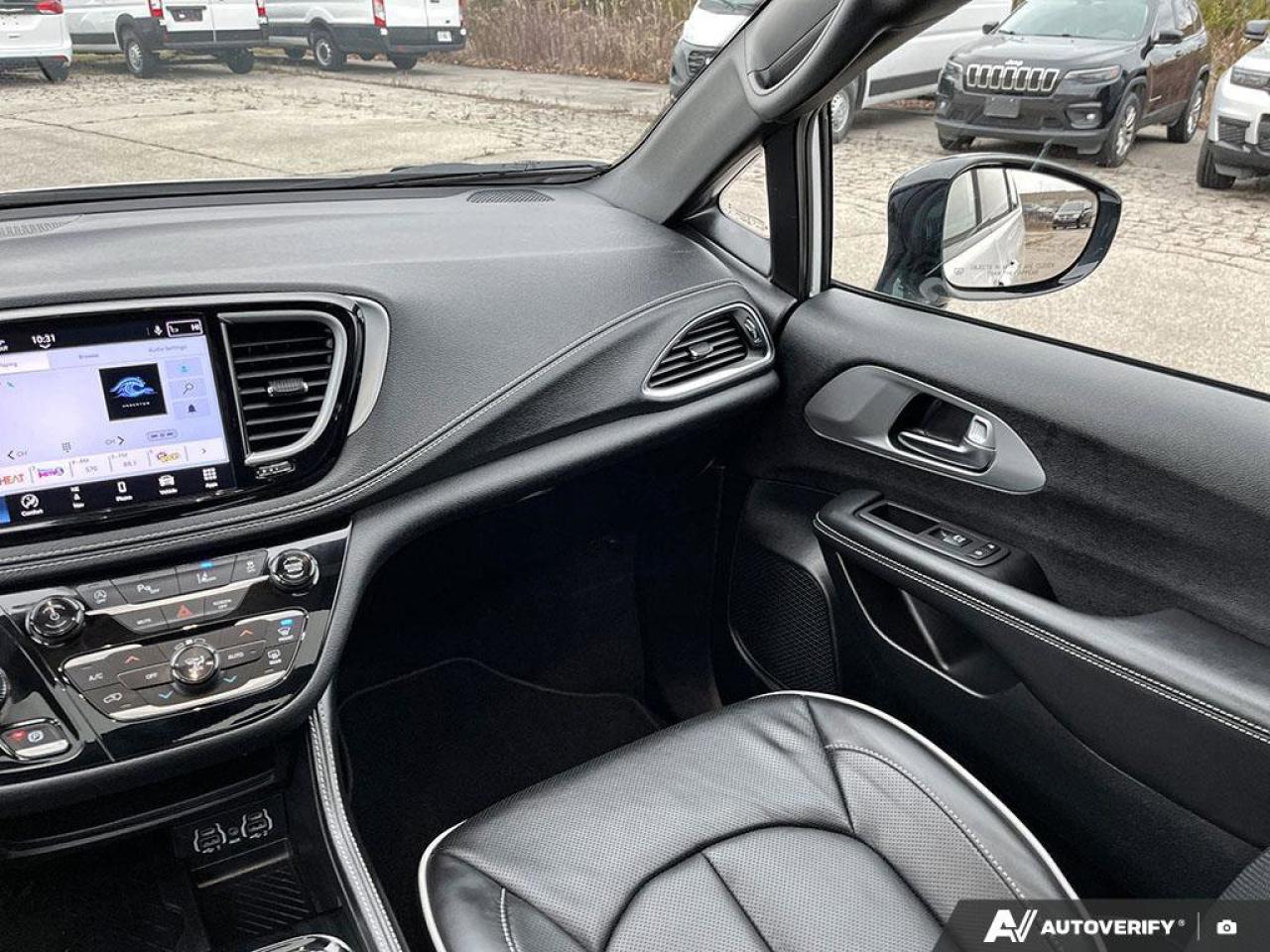 2025 Chrysler Pacifica Limited | Nav | Sunroof | Leather | Power Doors | Photo