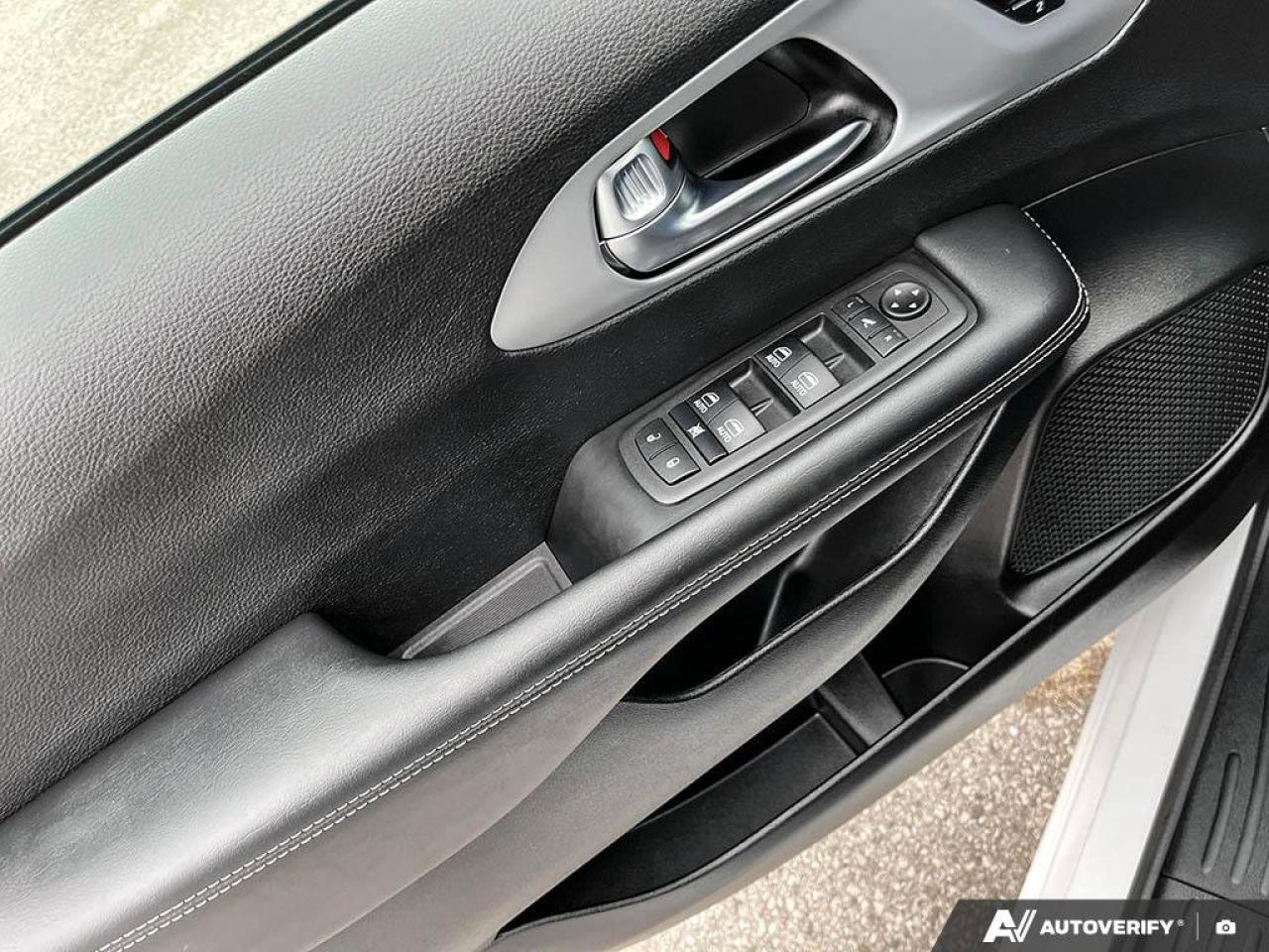 2025 Chrysler Pacifica Limited | Nav | Sunroof | Leather | Power Doors | Photo