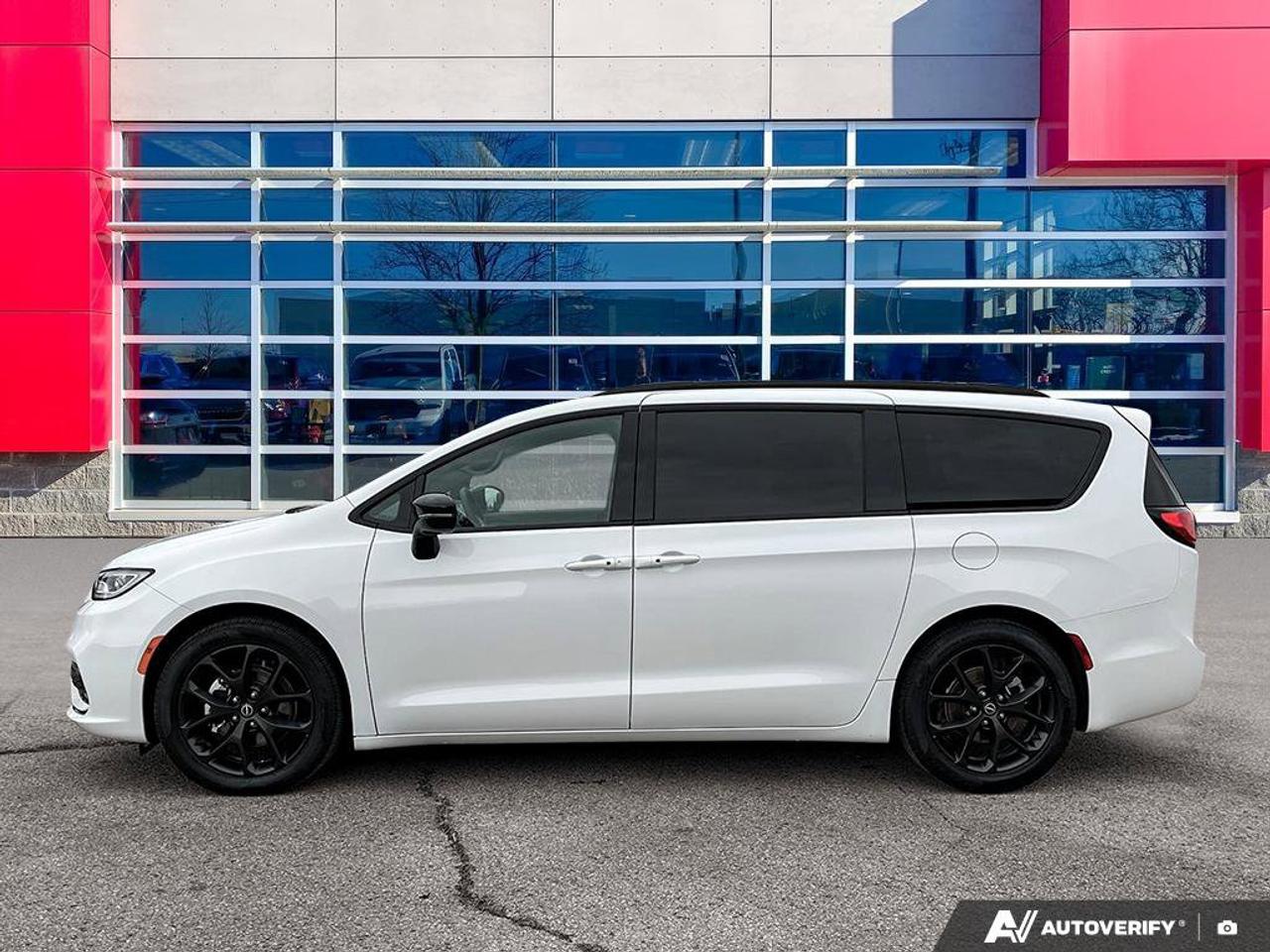 2025 Chrysler Pacifica Limited | Navigation | Sunroof | Leather | Heated Seats | Heated Mirrors | Heated Steering Wheel | Photo
