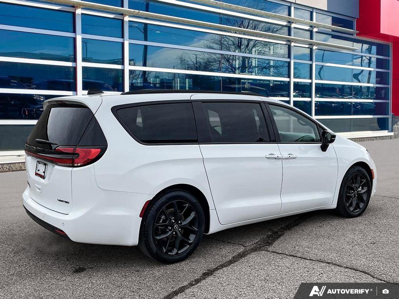 2025 Chrysler Pacifica Limited | Navigation | Sunroof | Leather | Heated Seats | Heated Mirrors | Heated Steering Wheel | Photo