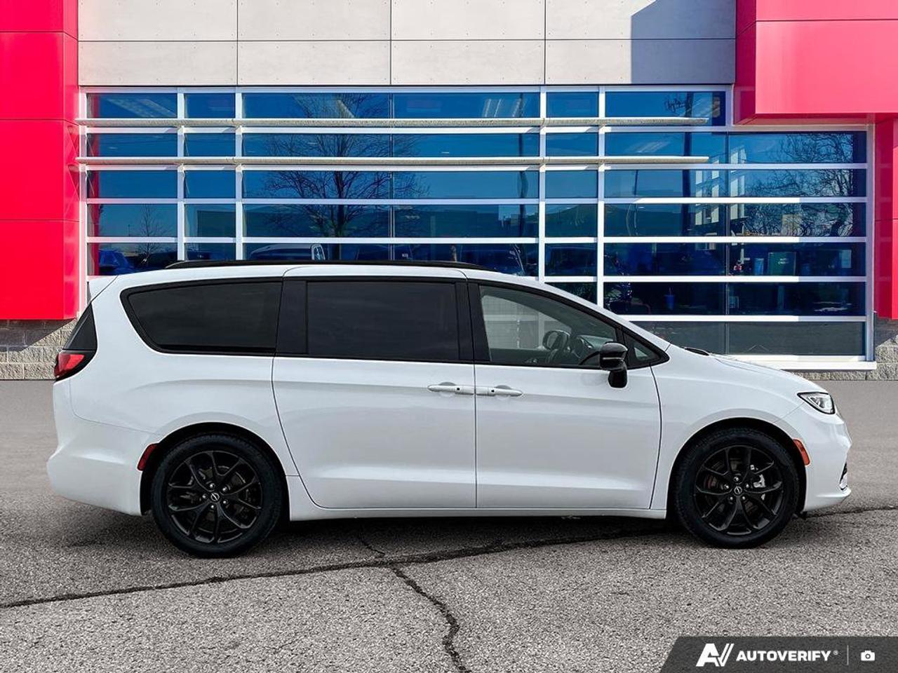 2025 Chrysler Pacifica Limited | Navigation | Sunroof | Leather | Heated Seats | Heated Mirrors | Heated Steering Wheel | Photo