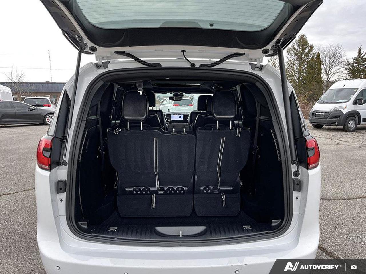 2025 Chrysler Pacifica Limited | Navigation | Sunroof | Leather | Heated Seats | Heated Mirrors | Heated Steering Wheel | Photo