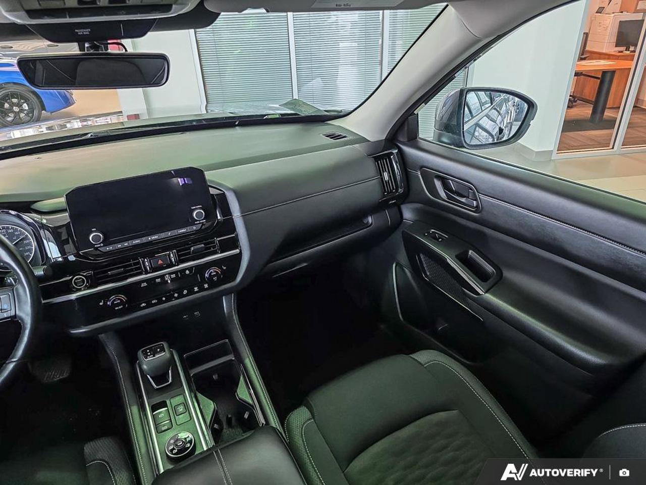 2024 Nissan Pathfinder SV Photo