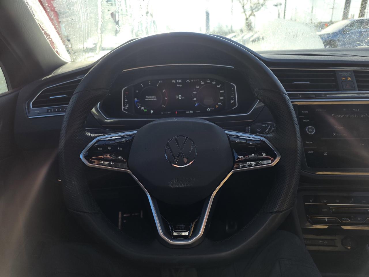 2024 Volkswagen Tiguan Comfortline R-Line Black Edition Photo2