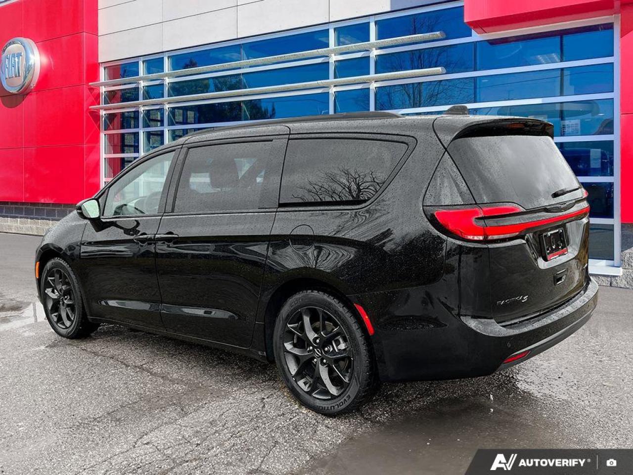 2025 Chrysler Pacifica Limited | Leather | Navigation | Sunroof | Carplay | Photo