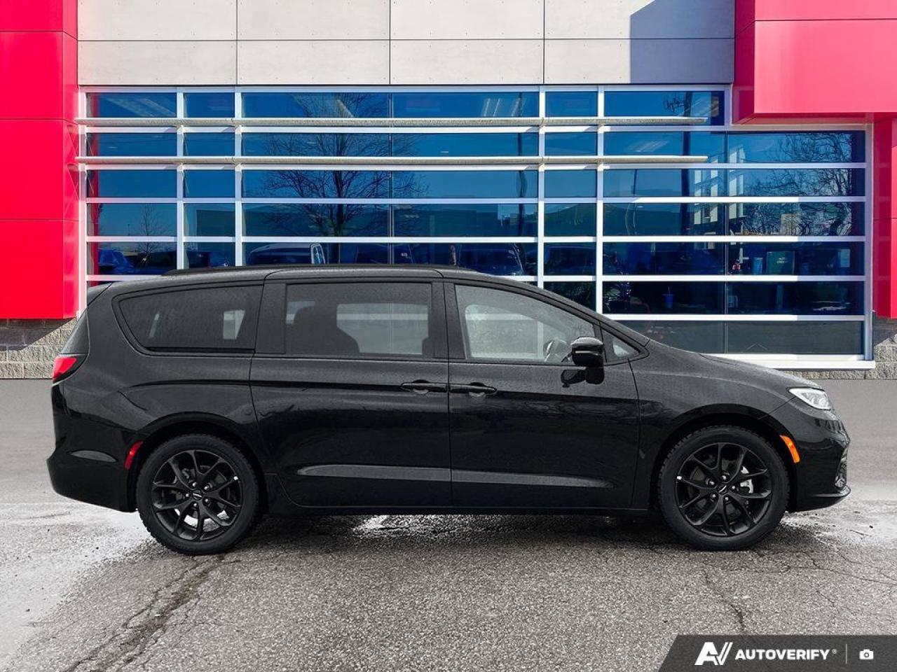 2025 Chrysler Pacifica Limited | Leather | Navigation | Sunroof | Carplay | Photo