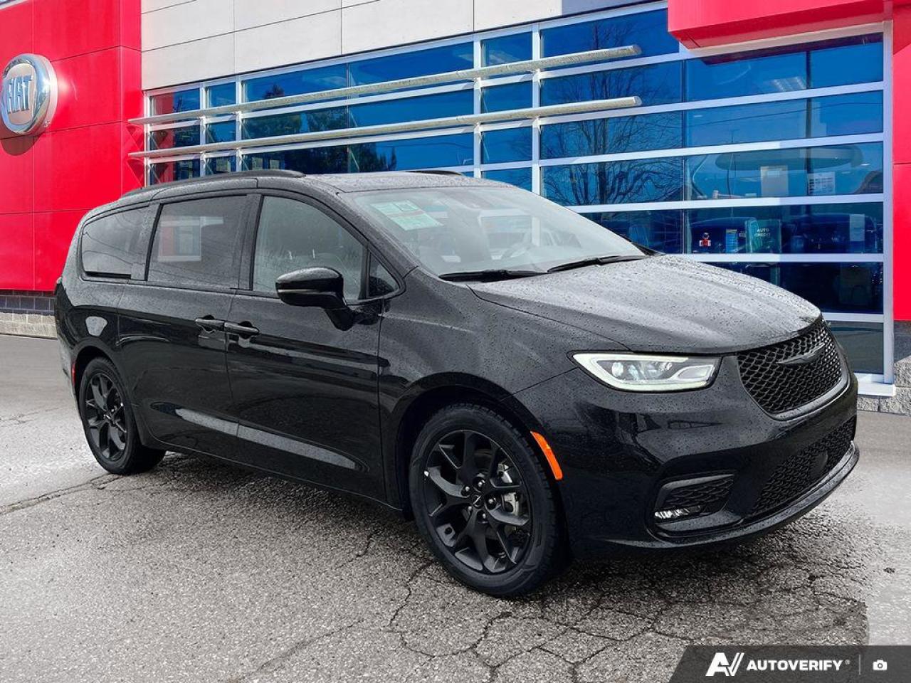 2025 Chrysler Pacifica Limited | Leather | Navigation | Sunroof | Carplay | Photo