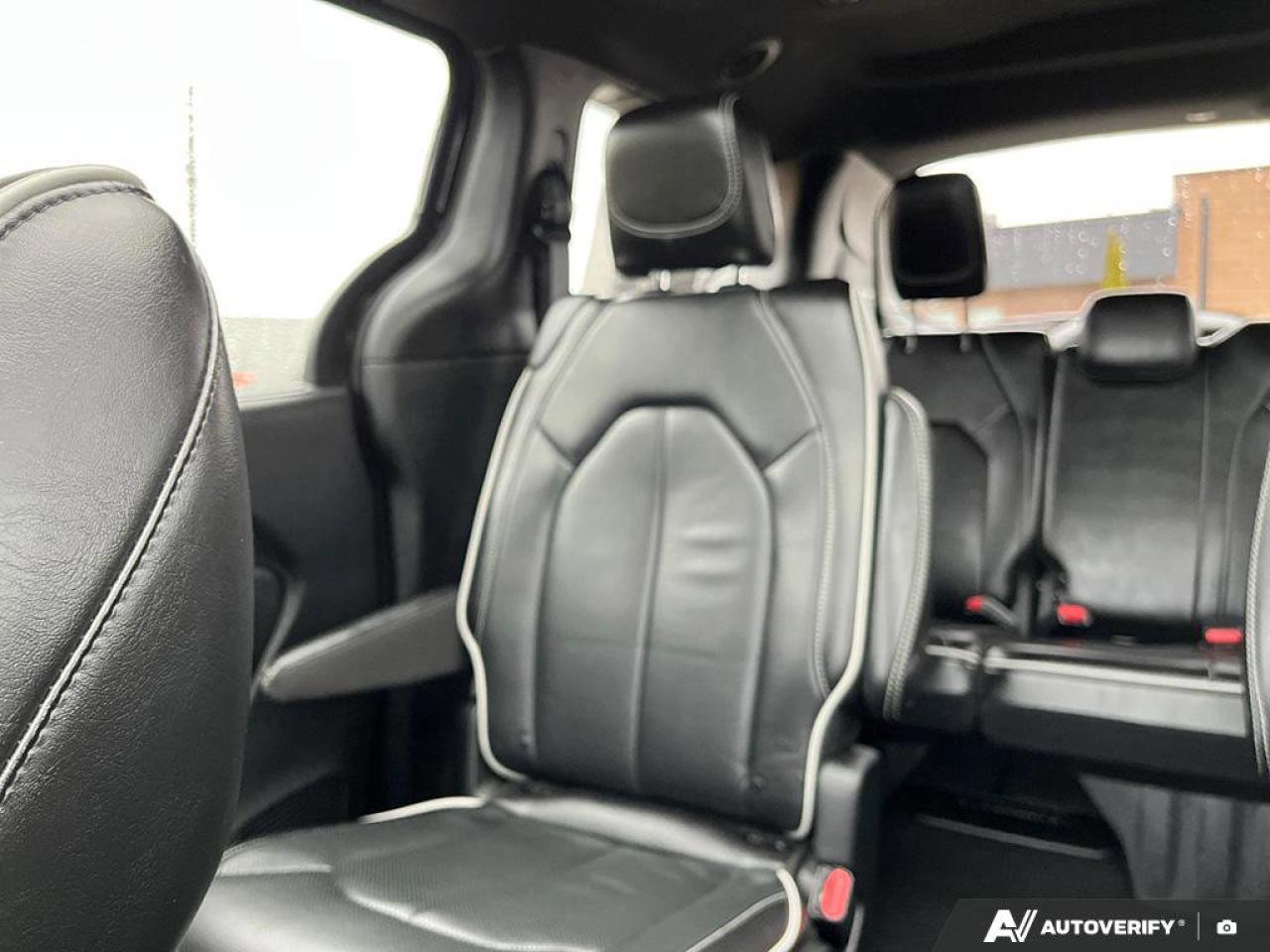 2025 Chrysler Pacifica Limited | Leather | Navigation | Sunroof | Carplay | Photo