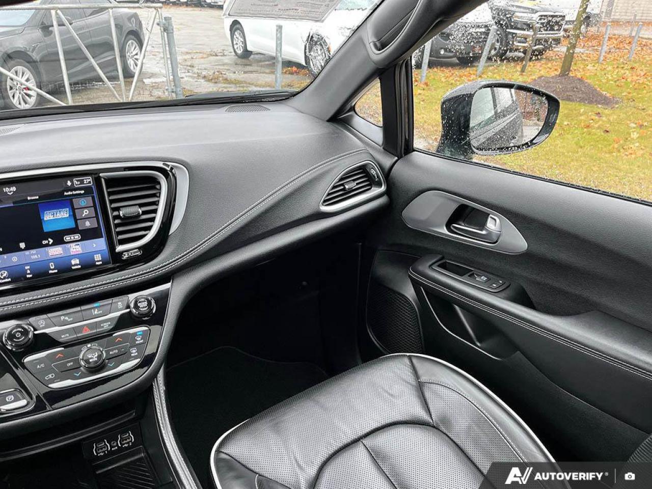 2025 Chrysler Pacifica Limited | Leather | Navigation | Sunroof | Carplay | Photo