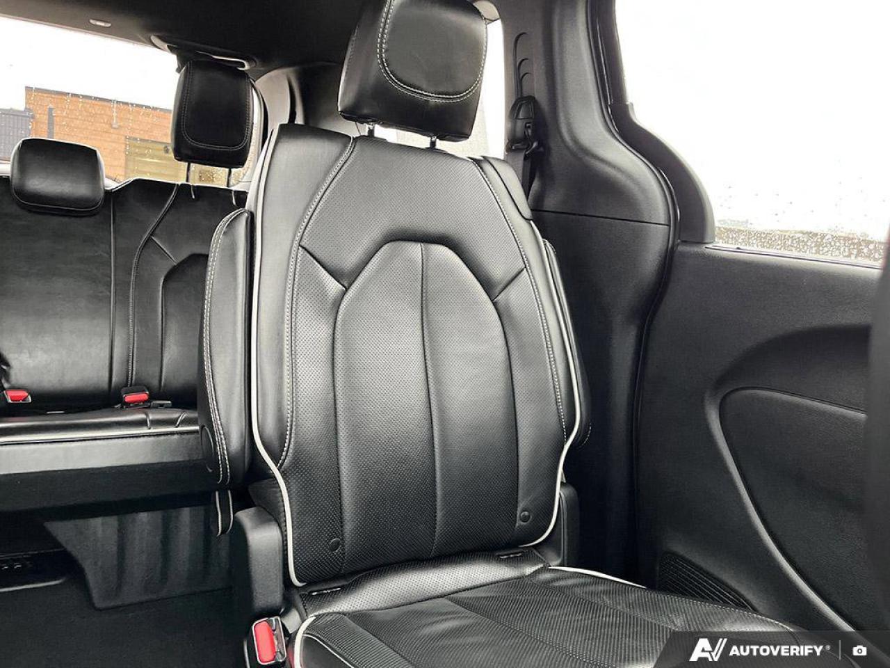 2025 Chrysler Pacifica Limited | Leather | Navigation | Sunroof | Carplay | Photo