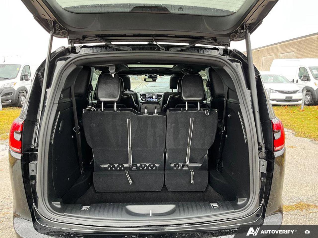 2025 Chrysler Pacifica Limited | Leather | Navigation | Sunroof | Carplay | Photo