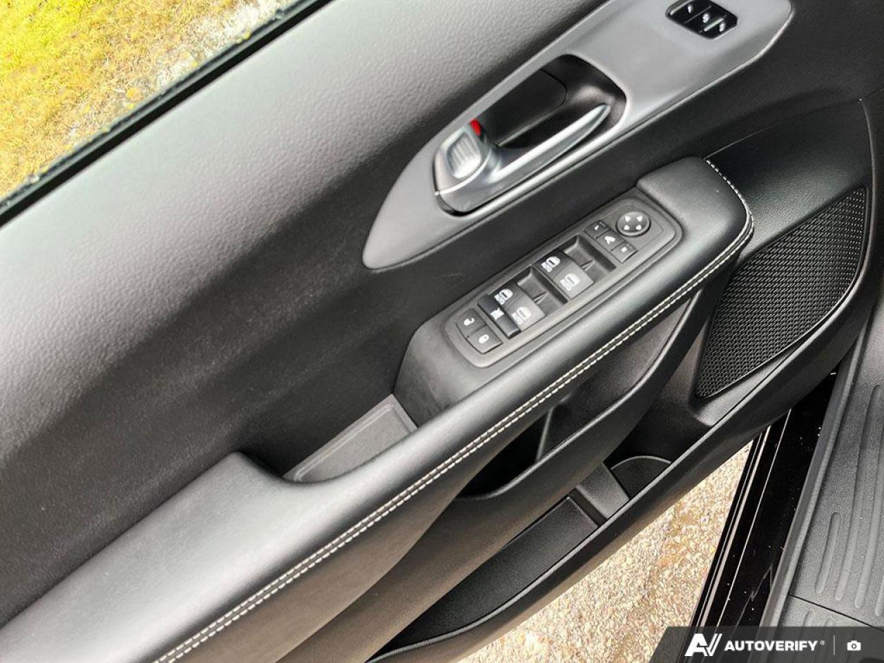 2025 Chrysler Pacifica Limited | Leather | Navigation | Sunroof | Carplay | Photo