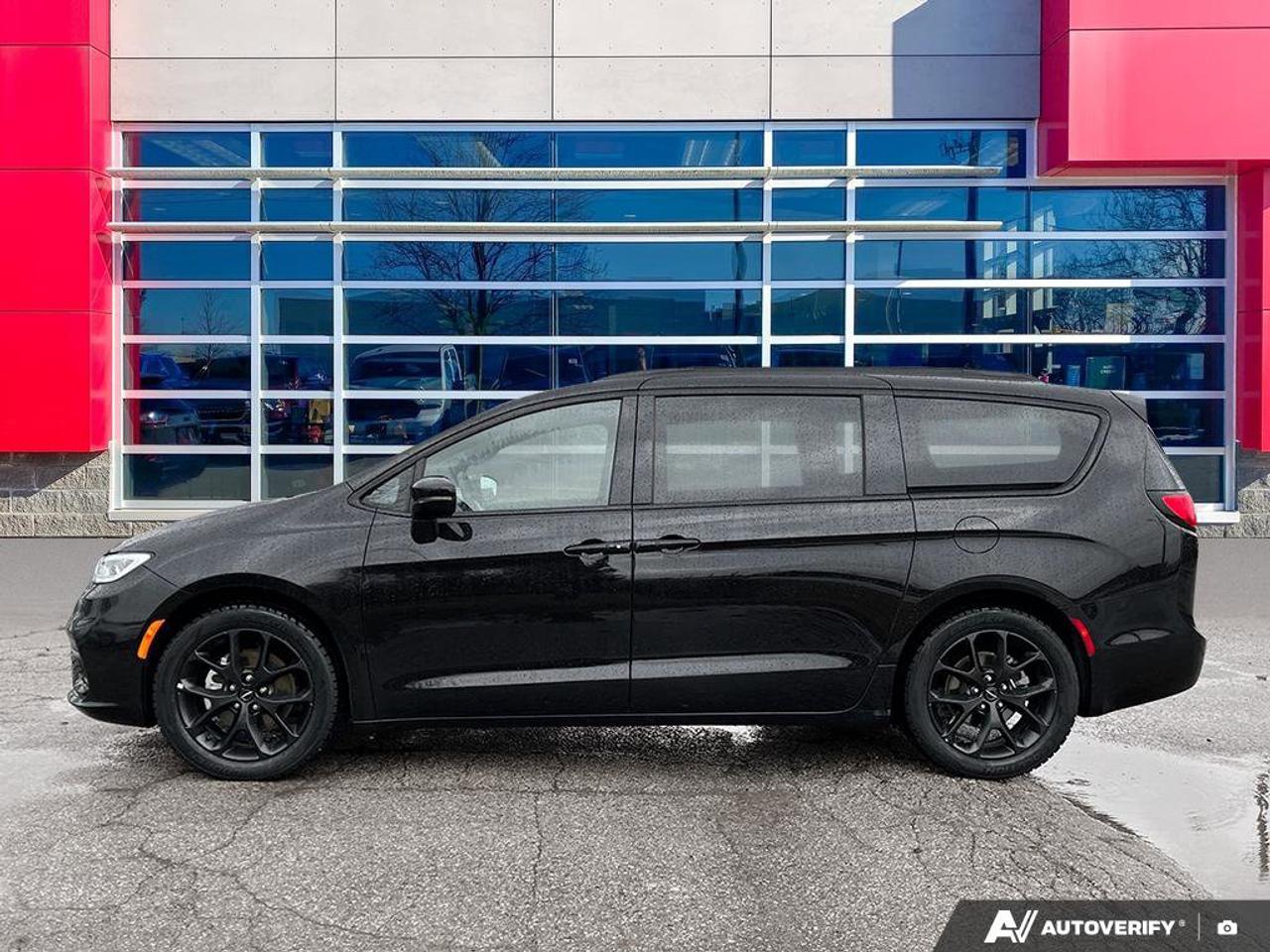 2025 Chrysler Pacifica Limited | Navigation | Sunroof | Leather | Heated Seats | Heated Mirrors | Heated Steering Wheel | Photo