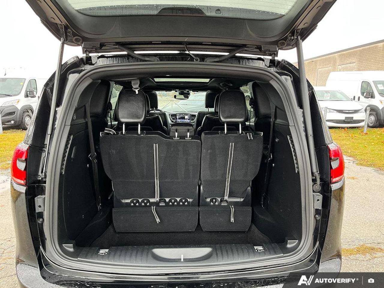 2025 Chrysler Pacifica Limited | Navigation | Sunroof | Leather | Heated Seats | Heated Mirrors | Heated Steering Wheel | Photo